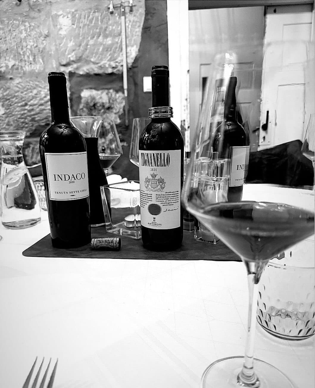 Rotweinflaschen Indaco und Tignanello auf einem gedeckten Tisch der Trattoria
